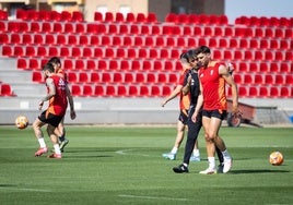 Pacheta anima a Lucas Boyé durante el último entrenamiento de la pasada temporada.