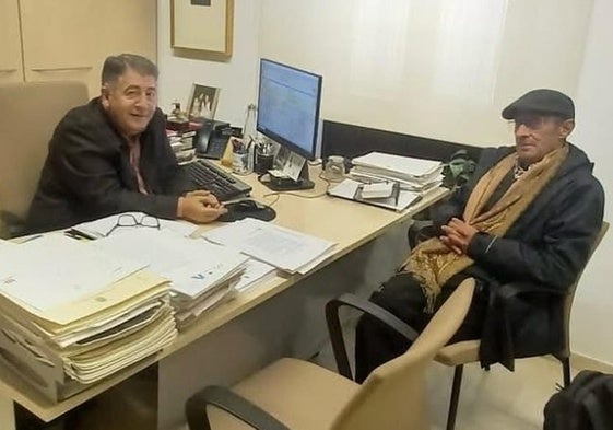 El Defensor de la Ciudadanía de Granada, Manuel Martín, recibe en su despacho a Carlos Palomo Blanco.
