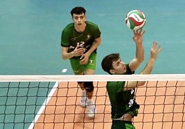 Motos coloca para el ataque de Aleix Tarrazo en un partido de Unicaja Costa de Almería.