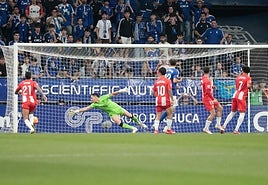 Fernando Martínez ve cómo el lanzamiento de Santi Cazorla entra en la portería indálica que empezó a condenar al equipo