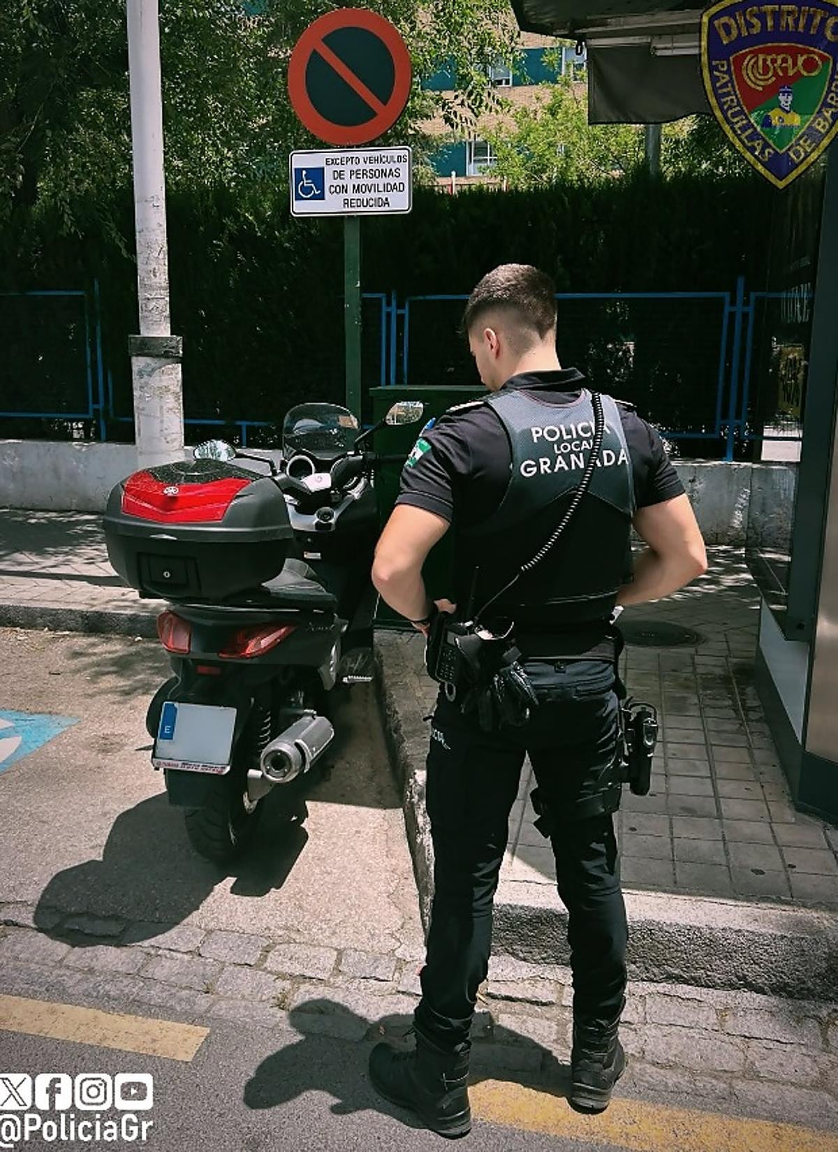 Roba una moto y la aparca en reservado para minusválidos.