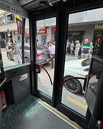Los daños desde dentro del bus.