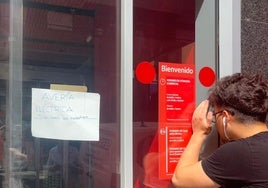 Establecimiento en la calle Trajano en el que aún no se ha restablecido el suministro eléctrico