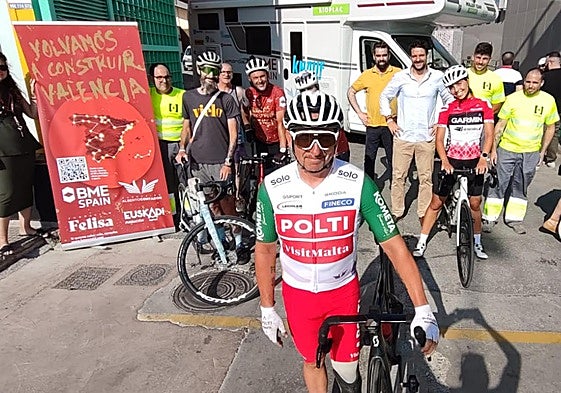 La expedición posa a su llegada a Granada con José Manuel Dosdad más adelantado.