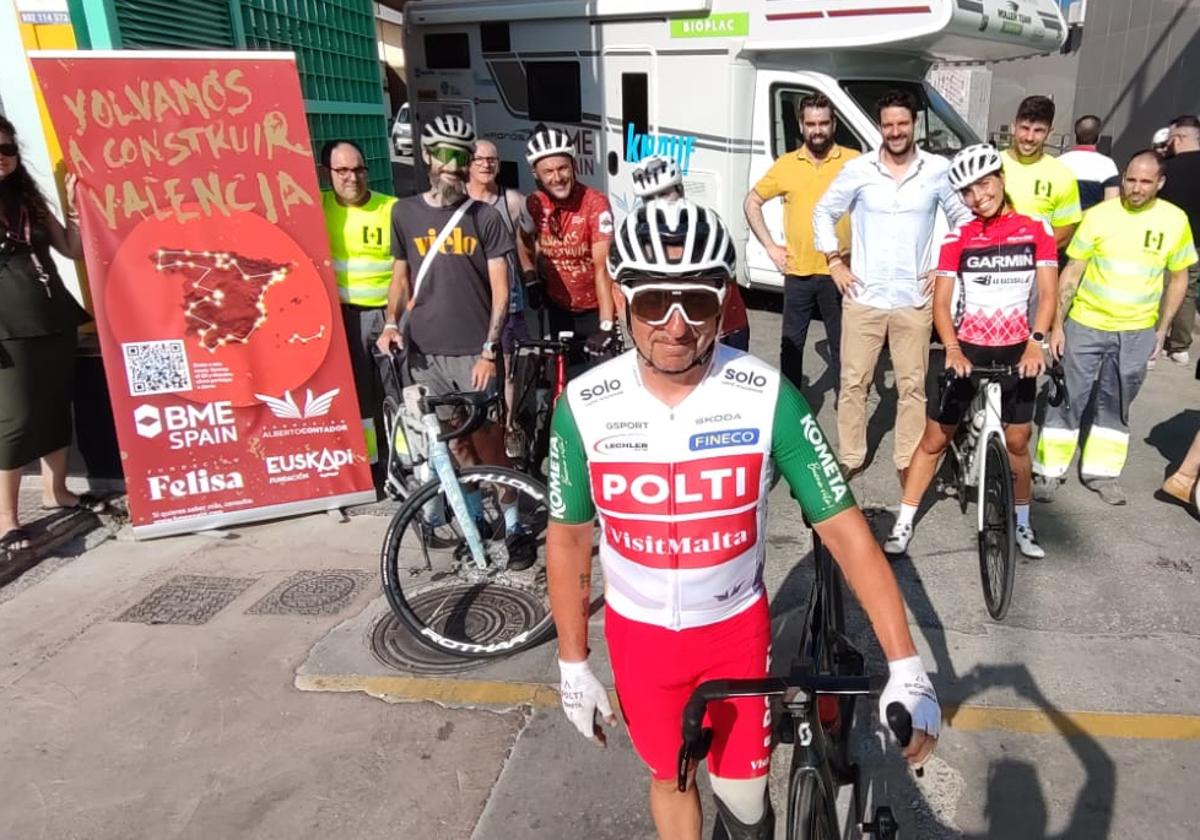 La expedición posa a su llegada a Granada con José Manuel Dosdad más adelantado.