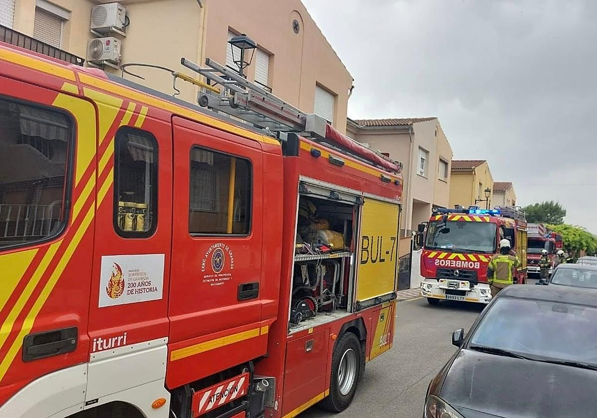 Imagen principal - Dotaciones de bomberos, agente de la Policía Local de Maracena y estado en el que quedó la bombona.