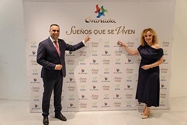El presidente de la Diputación y la diputada de Turismo, durante la presentación.