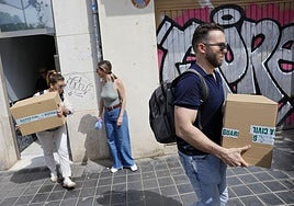 La UCO registra la casa de Ábalos en València en busca de contratos de obra civil.