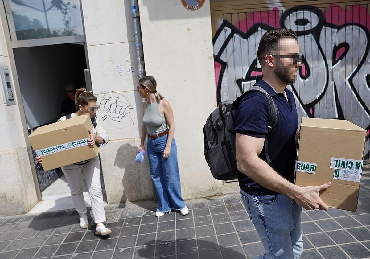 La UCO registra la casa de Ábalos en València en busca de contratos de obra civil.