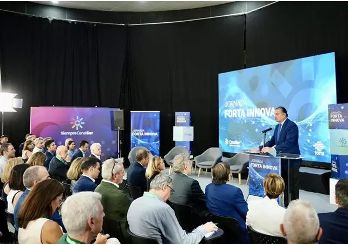 El consejero de Presidencia, Interior, Diálogo Social y Simplificación Administrativa, Antonio Sanz, en la inauguración de la primera Jornada de Forta Innova, en Sevilla.