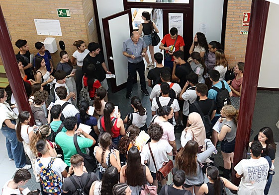Estudiantes de Almería antes de entrar en un examen de la PAU 2025.