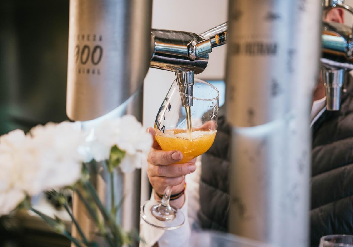 Imagen principal - El mítico y octogenario bar con una de las terrazas más de moda de este verano