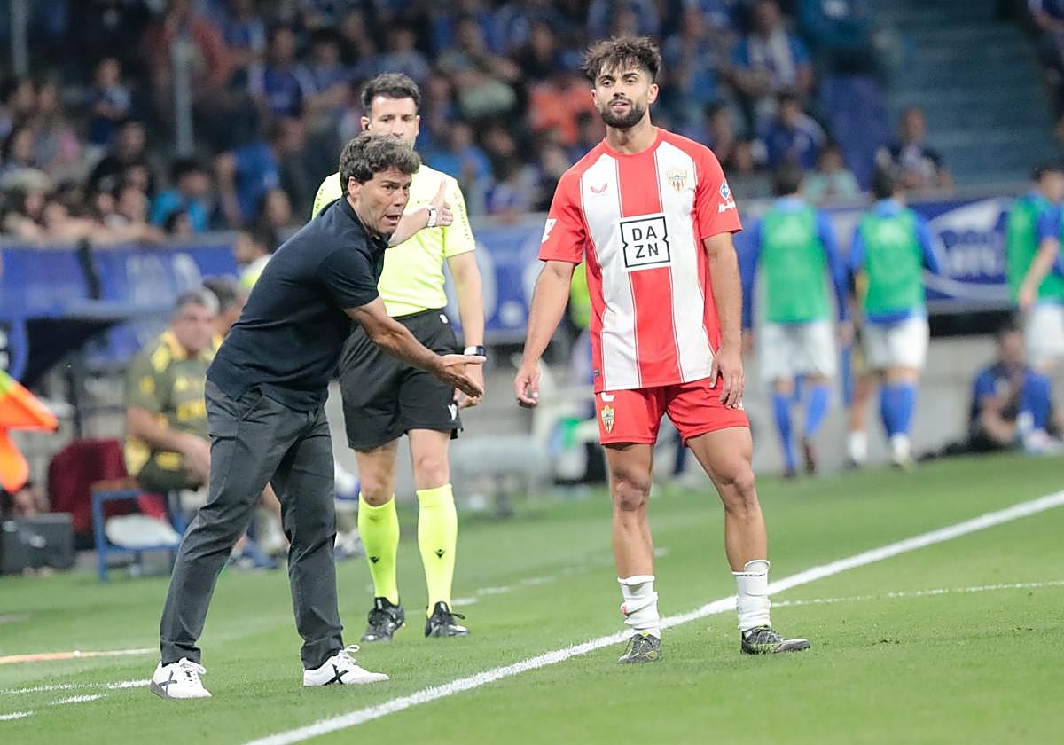 Rubi corrige durante la disputa del partido.