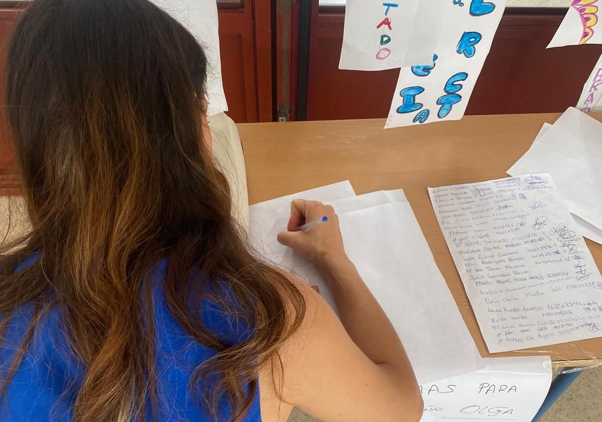 Una vecina firma para evitar el cierre de un aula.