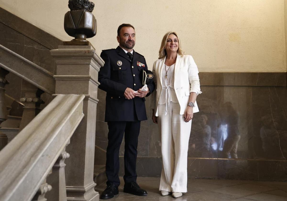 La alcaldesa de Granada, Marifrán Carazo, y el nuevo jefe de la Policía Local, Rafael Domingo Sánchez.