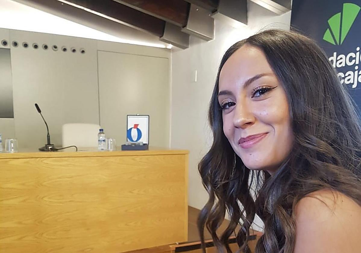 La periodista Sandra Martínez en la recogida del Premio Manuel Barrios.