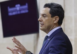 Juanma Moreno, en el Pleno del Parlamento este jueves