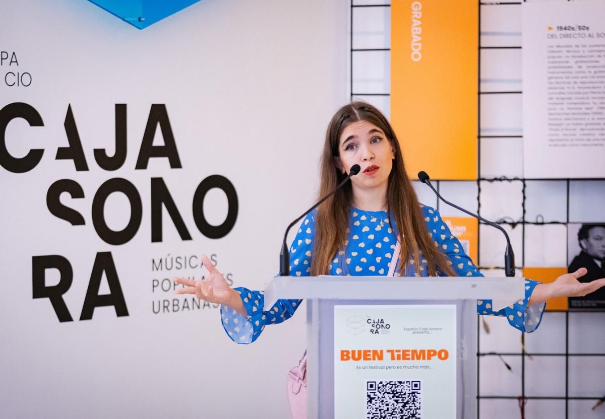 Imagen principal - Marta España, con algunos de los aparatos de la muestra.
