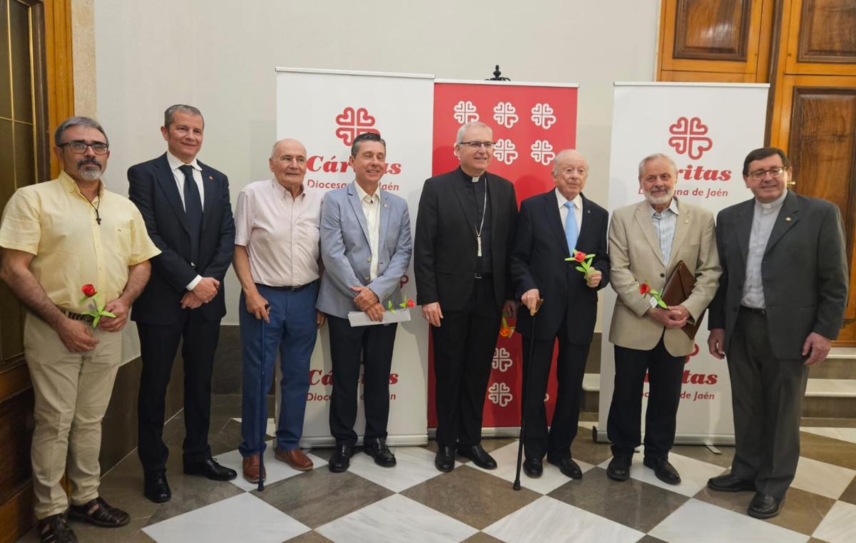 El obispo de Jaén, Sebastián Chico, junto a al equipo directivo de Cáritas y anteriores directores.