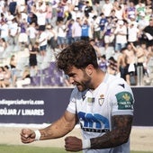 Mauro Cabello celebra uno de los dos tantos que firmó ante el Torre del Mar en La Victoria.