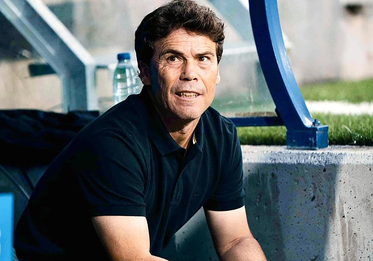 Rubi en el banquillo del Carlos Tartiere. UDA