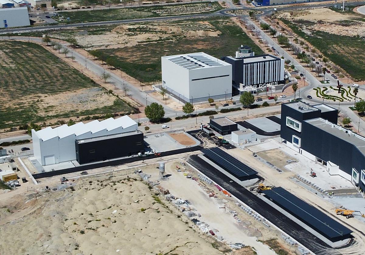 Vista aérea de los tres edificios ya construidos en la parcela y, enfrente, UGR Dones.