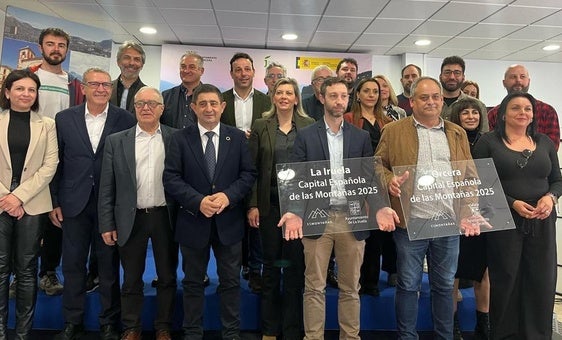 Imagen de autoridades por la Capital Española de las Montañas 2025.