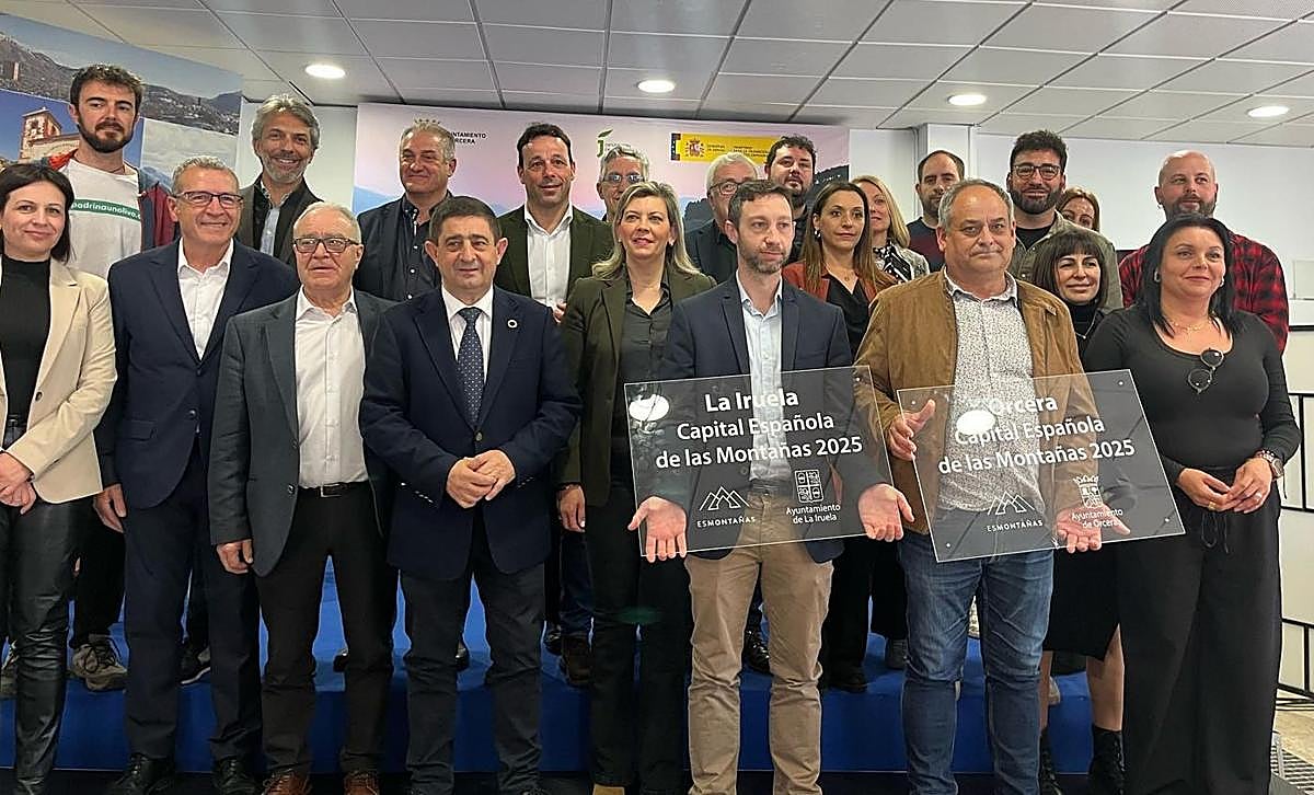Imagen de autoridades por la Capital Española de las Montañas 2025.