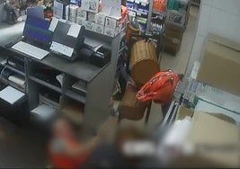 Un asaltante amenaza con un cuchillo a un empleado en uno de los atracos a una gasolinera