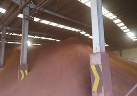 Hierro acumulado en el puerto de Motril.