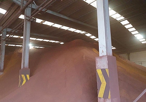 Hierro acumulado en el puerto de Motril.