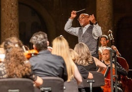 Bill Eddins dirige a la OCG en el concierto preinaugural del Festival.