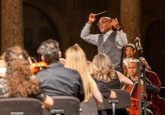 Bill Eddins dirige a la OCG en el concierto preinaugural del Festival.