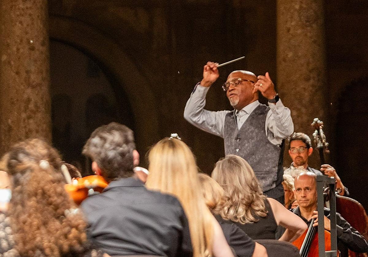 Bill Eddins dirige a la OCG en el concierto preinaugural del Festival.