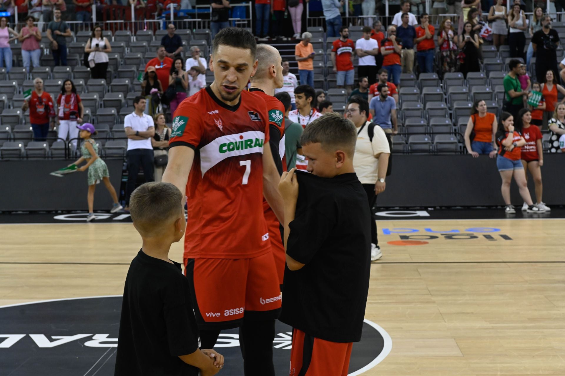 Scott Bamforth consuela a sus hijos, con el mayor Kingzton emocionado.