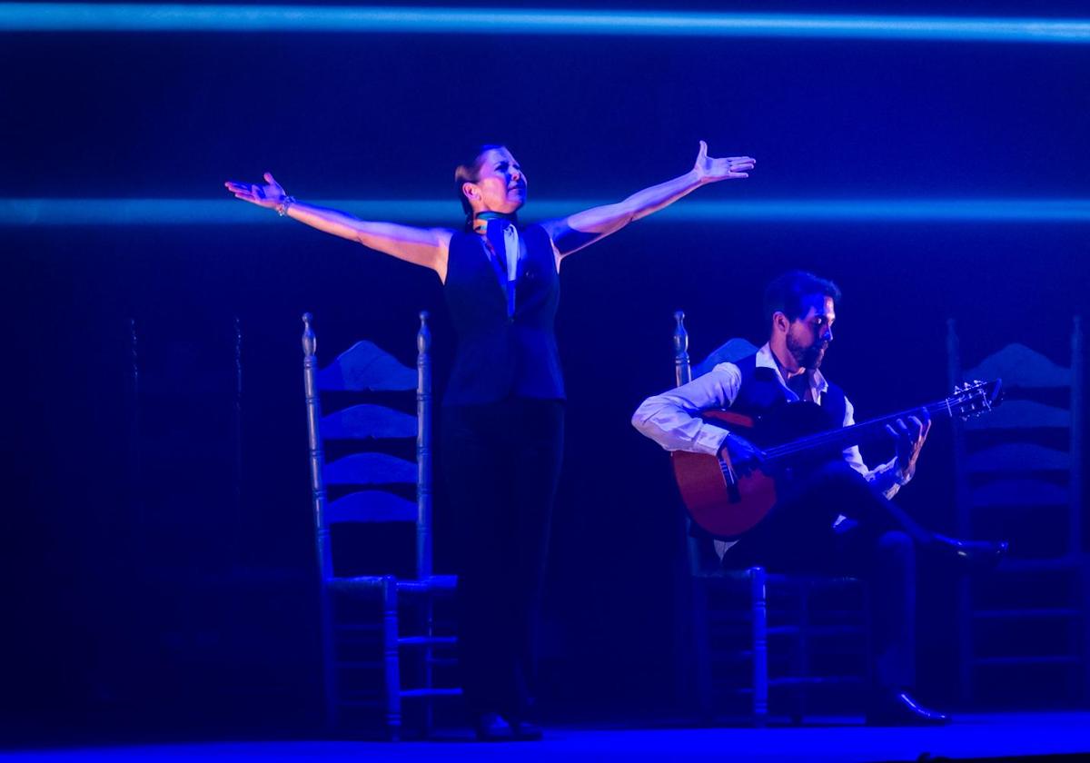 Sara Baras quiso rendir anoche en el Palacio de Congresos un homenaje a Paco de Lucía.