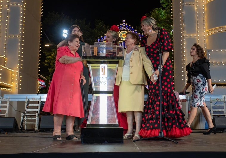 Granada enciende su feria del Corpus en una noche de corbatas