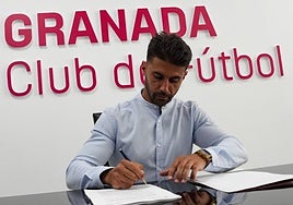 El nuevo entrenador del Recreativo, Luis Bueno, firma su contrato.