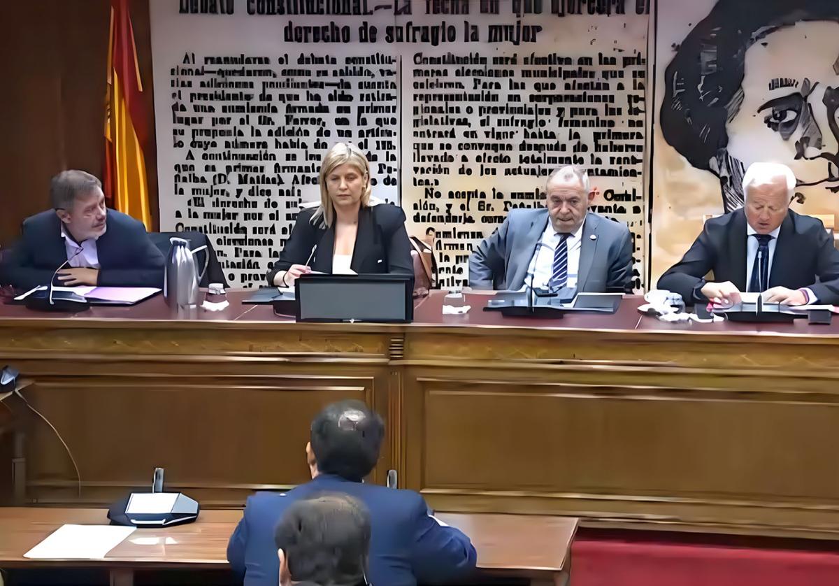 El excoordinador en la Delegación del Gobierno en Andalucía, Antonio F. M. (izquierda) ante la Comisión de Investigación del Senado.