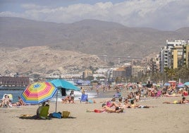 Playa de El Zapillo de Almería, en una imagen de archivo.