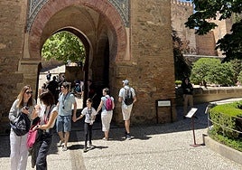 Visitantes en el entorno de la Alhambra.