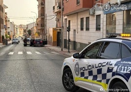 Imagen de la Policía Local y sanitarios prestando ayuda al conductor.