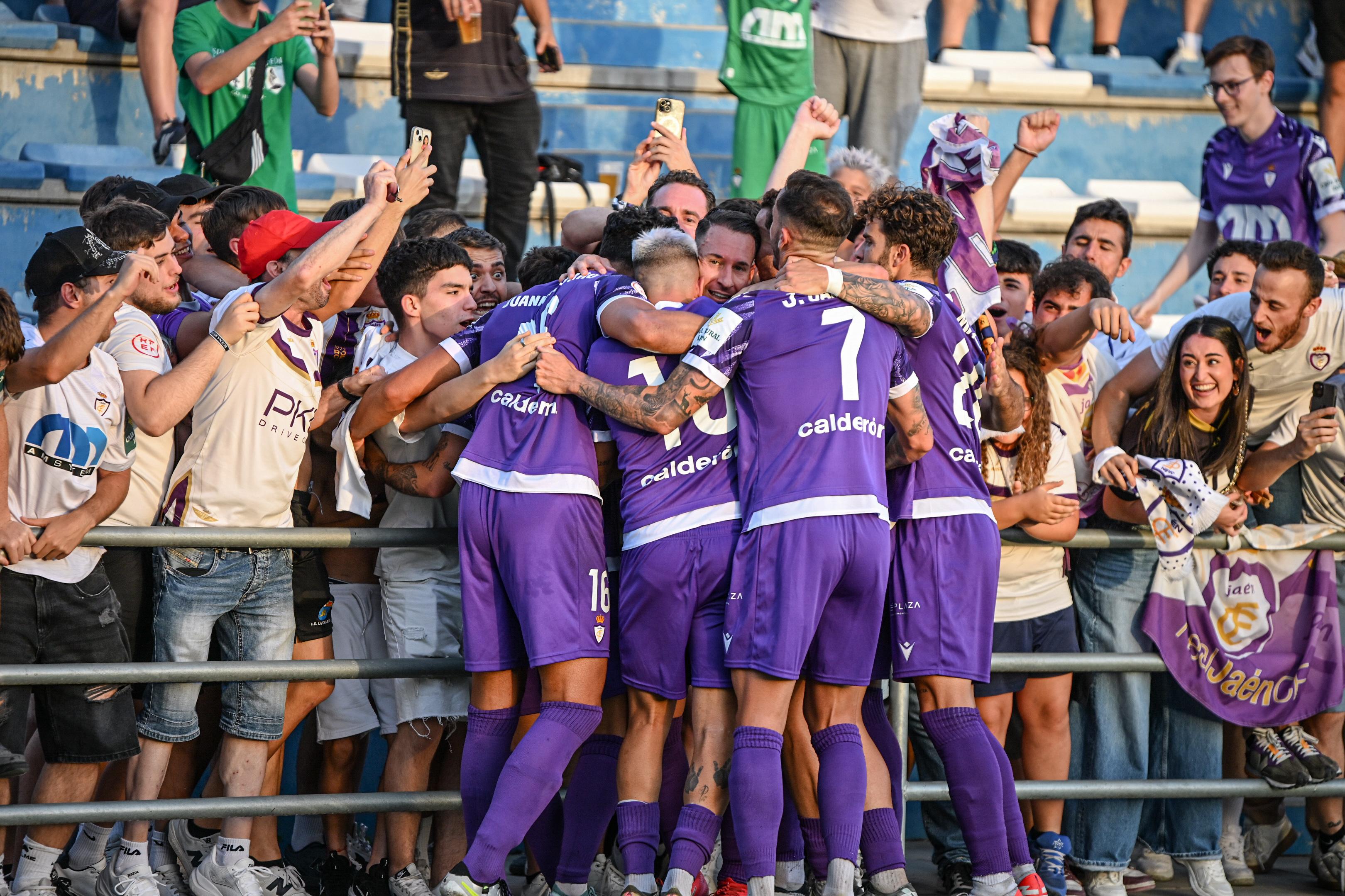 Celebran con la afición desplazada tierras sevillanas el gol de Lozano.