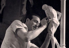 El artista, con la maqueta del Cristo de la Humildad en su Flagelación.