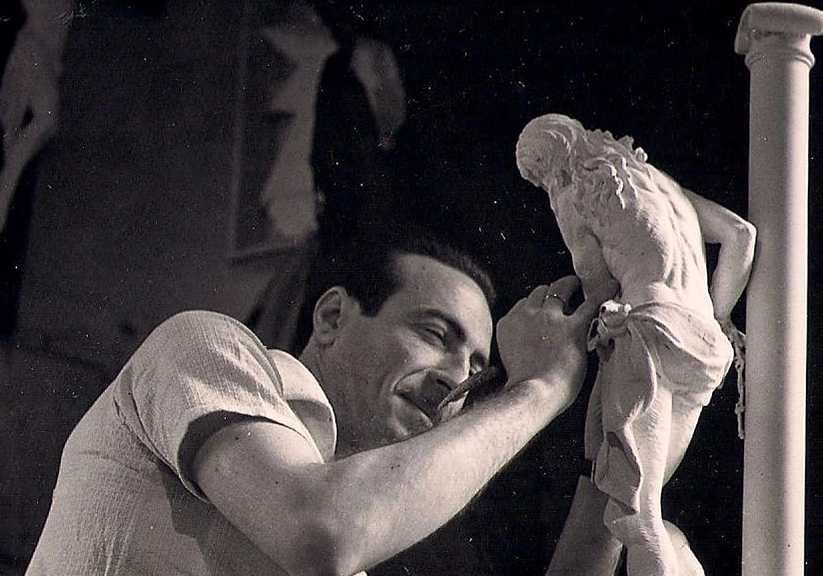 El artista, con la maqueta del Cristo de la Humildad en su Flagelación.