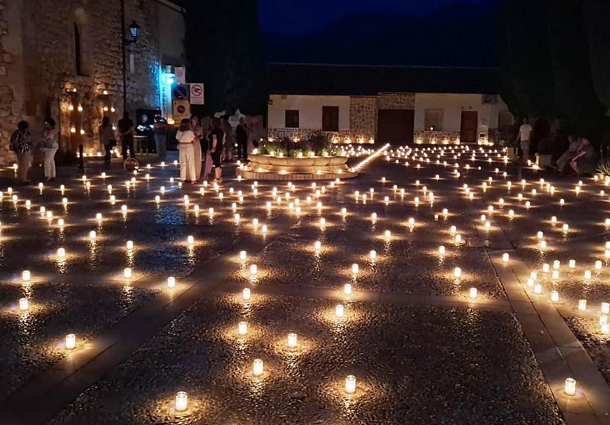 Imagen principal - Miles de velas convirtieron en mágico el casco antiguo de Quesada