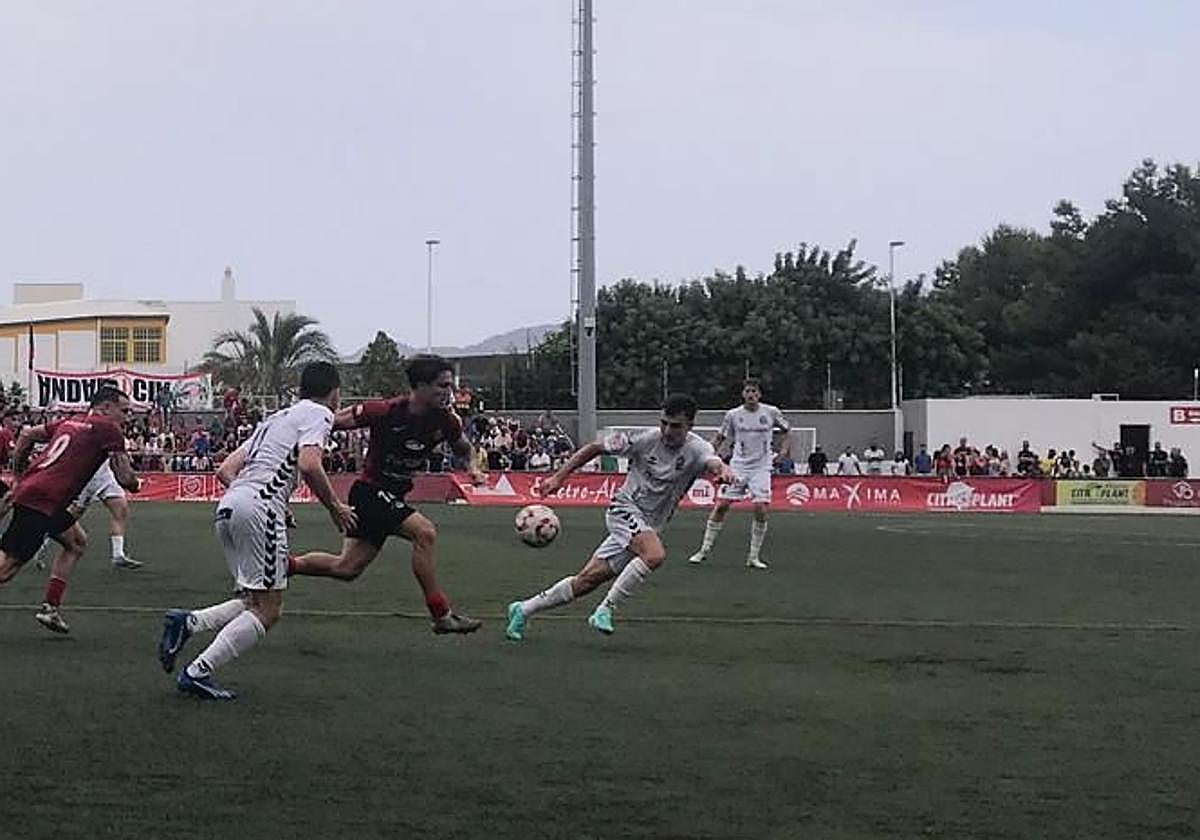 Spinman avanza con peligro por la banda derecha.