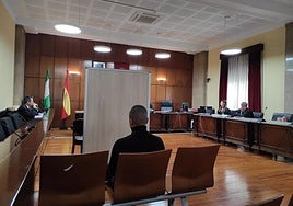 El acusado frente al biombo que protegió a la menor durante su declaración en una imagen de archivo.