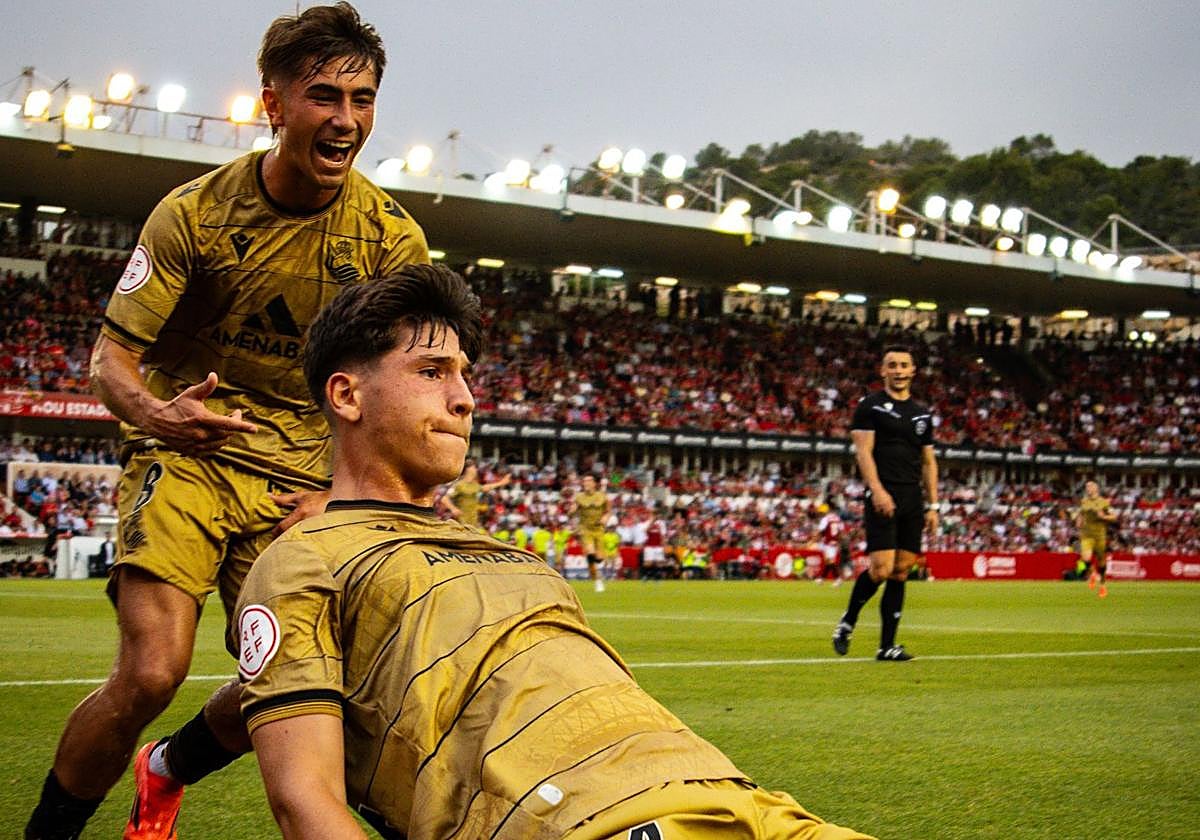 Los futbolistas de la Real Sociedad B celebran uno de sus goles en Tarragona.