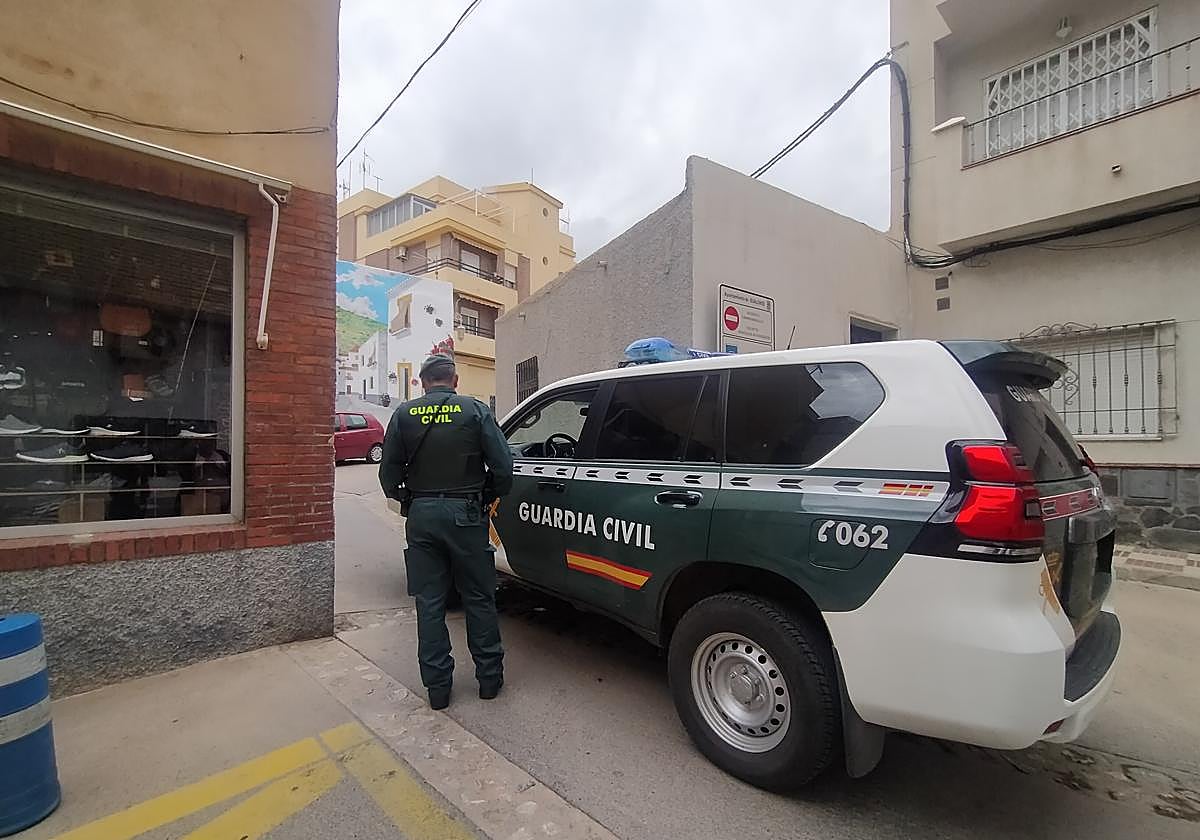 Agentes de la Guardia Civil, cerca de la casa ocupada por dos de los presuntos asesinos, en Castell de Ferro.